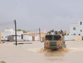 بالصور.. سلطنة عمان تسابق الزمن لإجلاء منكوبى إعصار "أشوبا"