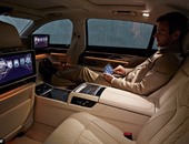 سيارة BMW's 7 series مزودة بسينما ومقاعد تدليك وتتحكم فيها بالإيماءات