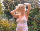 بالصور.. من غير بوتوكس ولا عمليات.. "نينا" 81 سنة ولسه ست البنات