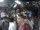 ركاب يجبرون العاملين بمحطة السادات على فتح أبواب مغلقة هربا من الزحام 