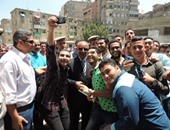 طلاب الثانوية بالشرقية يلتقطون سلفى مع مدير الأمن تعبيرا عن سهولة "الفرنساوى"