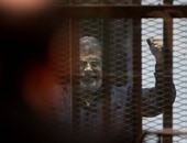 إيداع "مرسى" قفص الاتهام تمهيدا للحكم عليه بقضيتى "التخابر والهروب"
