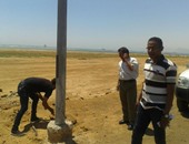 بدء فعاليات تغطية أسلاك الإنارة وبالوعات الصرف الصحى بقرية الجبيل