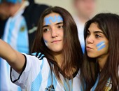جميلات الأرجنتين يؤازرن التانجو أمام أوروجواى من المدرجات