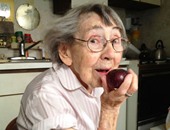 بالصور.. عجوز تبلغ من العمر 97 عاما تكتشف شخصيتها الجميلة أمام الكاميرا