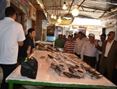 بالصور.. محافظ السويس يتفقد سوق الأنصارى لمتابعة أسعار السلع الغذائية