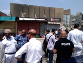 بالفيديو.. ضابط شرطة لـ"صاحب مقهى" رفض تنفيذ قرار غلقه:"أبوس أيدك إهدى عشان خاطر سنك"