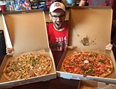 صورة محمد سلطان مع وجبات "البيتزا" بأمريكا تستفز مشاعر المصريين