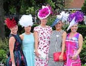 بالصور.. نساء يرتدين فساتين ملونة وقبعات ضخمة بأكبر سباق للخيل ببريطانيا