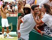 مشجعة تنهال بالقبلات على لاعب التنس "نوفاك ديوكوفيتش"