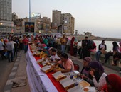 الإسكندرية تكسر الرقم القياسى لأطول مائدة إفطار فى العالم بـ "2700 متر"