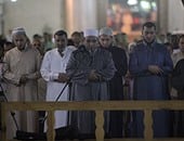 المصريون يؤدون صلاة التراويح بمسجد عمرو بن العاص