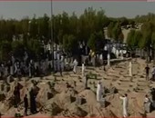 بالفيديو.. توافد الكويتيين على مقابر تمهيدا لدفن جثامين ضحايا مسجد الصادق