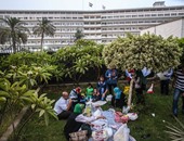 أنصار مبارك يحتفلون بذكرى العاشر من رمضان بالإفطار أمام المعادى العسكرى