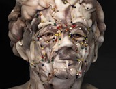 إبداع بلا حدود.. فنانة ألمانية تخلق تماثيل واقعية من الجوارب النايلون