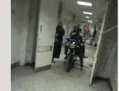 "واتس آب اليوم السابع": بالصورة..مواطن يقود دراجته داخل مستشفى الفيوم