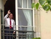 الرئيس السيسى يحيّى المصريين المحتشدين أمام مقر إقامته بالعاصمة الألمانية