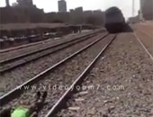 ضبط 3 طلاب صوروا فيديو لأحدهم مستلقيا تحت قطار أثناء مروره في الدقهلية