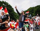 بالصور..هتافات للمصريين أمام قصر الرئاسة الألمانية: سيسى يا كايدهم