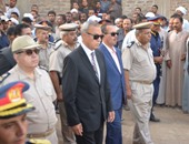 محافظ قنا يتقدم جنازة شهيد الشرطة بـ"قوص" ويقدم إعانة عاجلة لأسرته