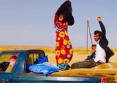 الإندبندنت: النساء يخلعن عباءات داعش بعد الهروب من مدن تحت سيطرتهم