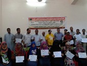تكريم 20 شابا وفتاة من المشاركين بمشروع "حرفى" بقرية العيايشا بقنا