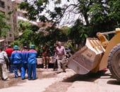 حملة لإزالة الإشغالات بـ"حدائق حلوان" والباعة يمارسون البلطجة لمنعها