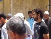 بالفيديو.. محمد صلاح يشارك فى تشييع جثمان أحد جيرانه بقريته نجريج بالغربية