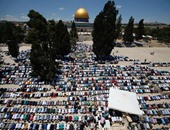 آلاف الفلسطينيين يصلون الجمعة بمسجد قبة الصخرة رغم قيود الاحتلال