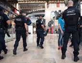 فرنسا تسمح بنشر عناصر أمن مسلحين بلباس مدنى فى القطارات وعربات المترو