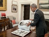 أوباما يشاهد ألبوم صور لأسطورة الملاكمة الراحل محمد على