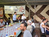 بالصور.. السفير الصيني بالقاهرة يوزع "شنط رمضان" ويعد "مائدة رحمن" للفقراء
