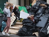 بالصور.. أكوام القمامة تملأ شوارع عاصمة النور "باريس" بعد إضرابات العمال