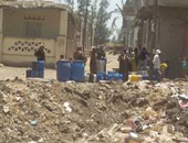 بالصور.. أهالى قرية "أبو عوينات" يشكون انقطاع المياه منذ 10 أيام