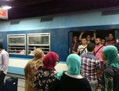 مترو الأنفاق يدفع بقطار بديل للمتعطل فى محطة الشهداء