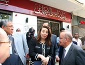 بالفيديو والصور ..طلبات المواطنين تحاصر وزيرة التضامن خلال افتتاح بنك ناصر بالجيزة