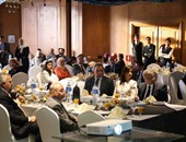 بالصور.. احتشاد النواب حول رئيس الوزراء فى حفل إفطار "دعم مصر" لالتقاط الصور معه
