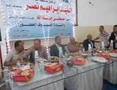 بالصور.. محافظ كفر الشيخ يشهد توزيع  500 وجبة على قرية كوم دميس
