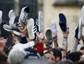 الإنجليز يرفعون الأحذية أمام الروس والشرطة الفرنسية تستخدم الغاز
