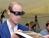 بالصور.. الأمير وليام يجرب نظارات الواقع الافتراضى ثلاثية الأبعاد 3D