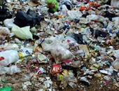 القمامة تحاصر كوبرى مشاة بجوار محطة مترو أنفاق طرة والأهالى يستغيثون