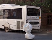 بالفيديو.. روبوت روسى يهرب من مقر الاختبار للشارع ويتسبب فى تعطل المرور