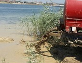 بالصور.. سيارات تابعة لمشروع محور روض الفرج تلقى بالمخلفات فى النيل