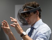 بالصور.. رئيس وزراء كندا يجرب نظارة مايكروسوفت للواقع الافتراضى