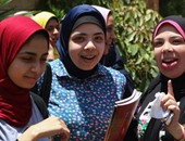 بالصور.. البسمة ترتسم على وجوه طلاب الثانوية بالإسكندرية لسهولة الامتحان