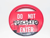 بالصور المتحركة.. "ممنوع الدخول" أحدث تصميمات حقائب دار "Moschino" 