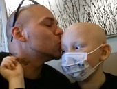 بالصور.. أب يحلق رأسه ويستخدم التاتو لدعم ابنه مريض السرطان