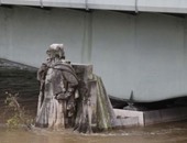 فرنسا تعد بإرسال مساعدات لضحايا الفيضانات مع انحسار المياه