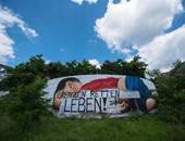 ألمانيون يحطمون صورًا تذكارية للطفل "إيلان كردى" فى فرانكفورت
