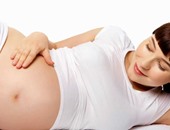 اسمرار الجسم وعلامات تمدد بالبطن.. تغيرات جلدية مؤقتة أثناء الحمل